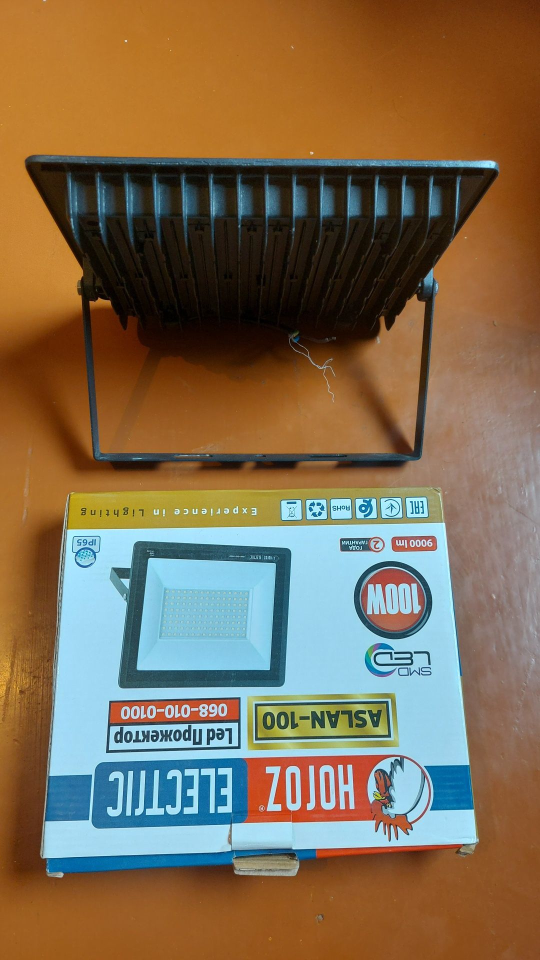 ПРОЖЕКТОР   НОВЫЙ! 100 W , 50 W.  Качество ОТЛИЧНОЕ! 10000 тг