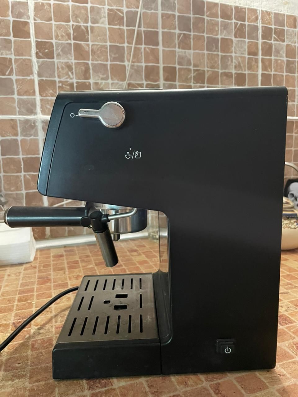Кофеварка DeLonghi рожковая, фирменная