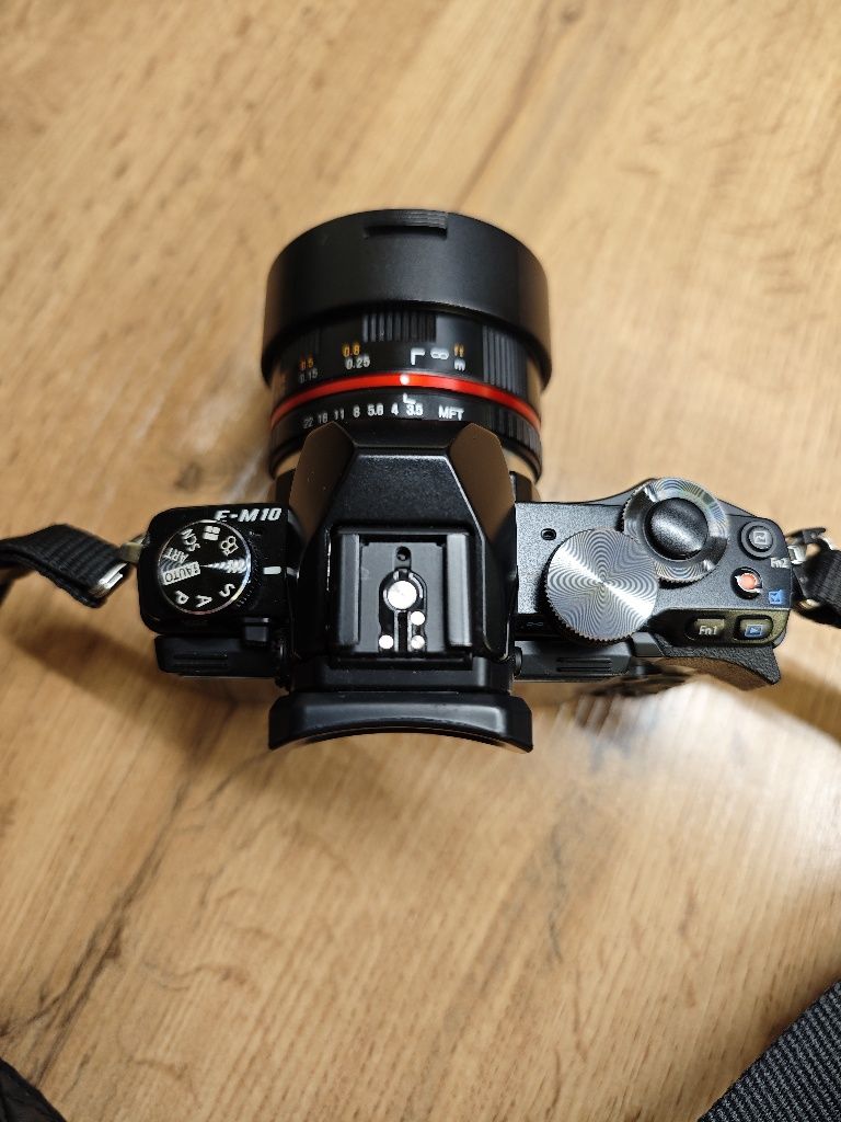 Фотокамера Olympus OM-D E-M10 с набором объективов