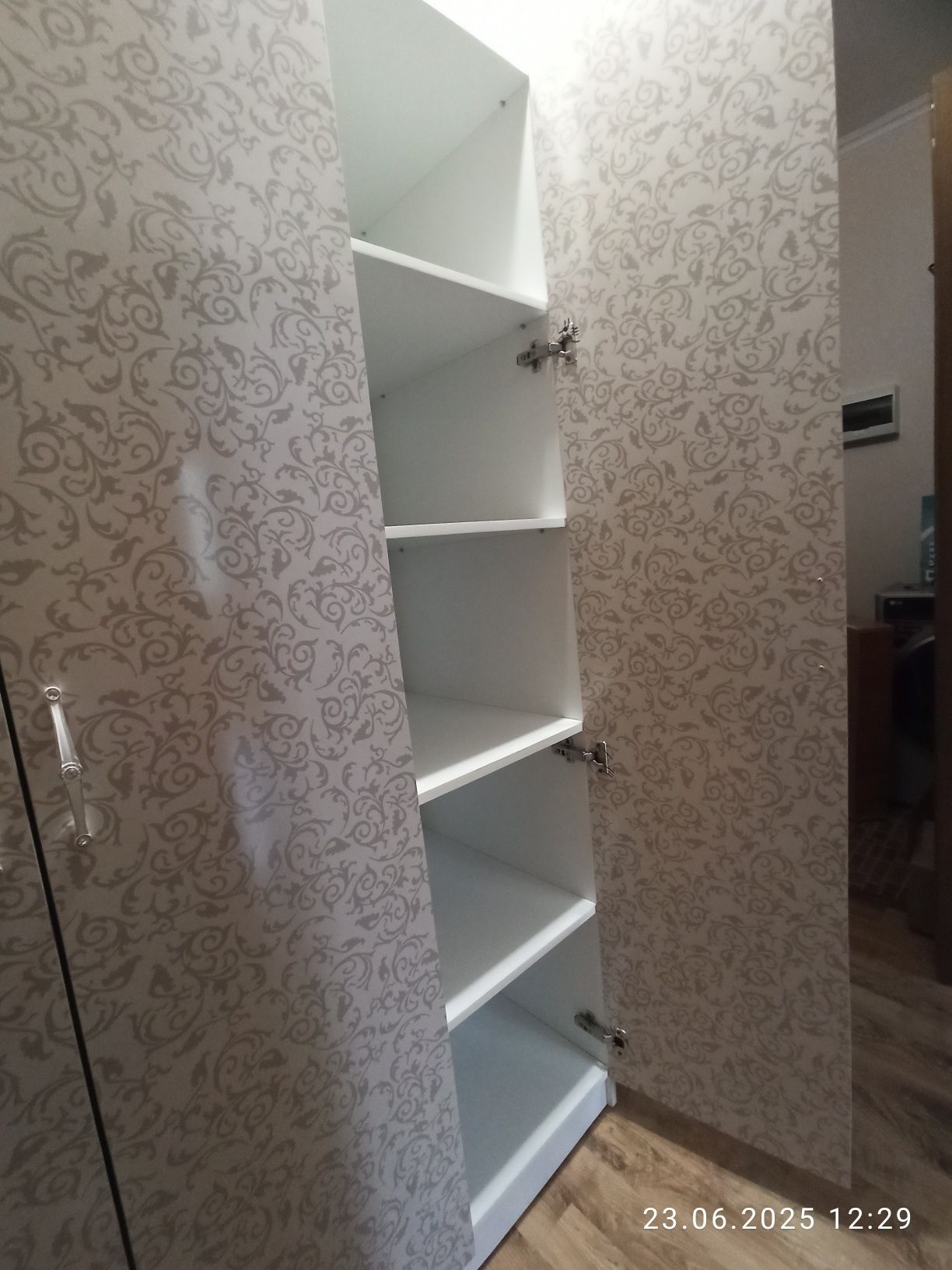 Шкаф трехдверный