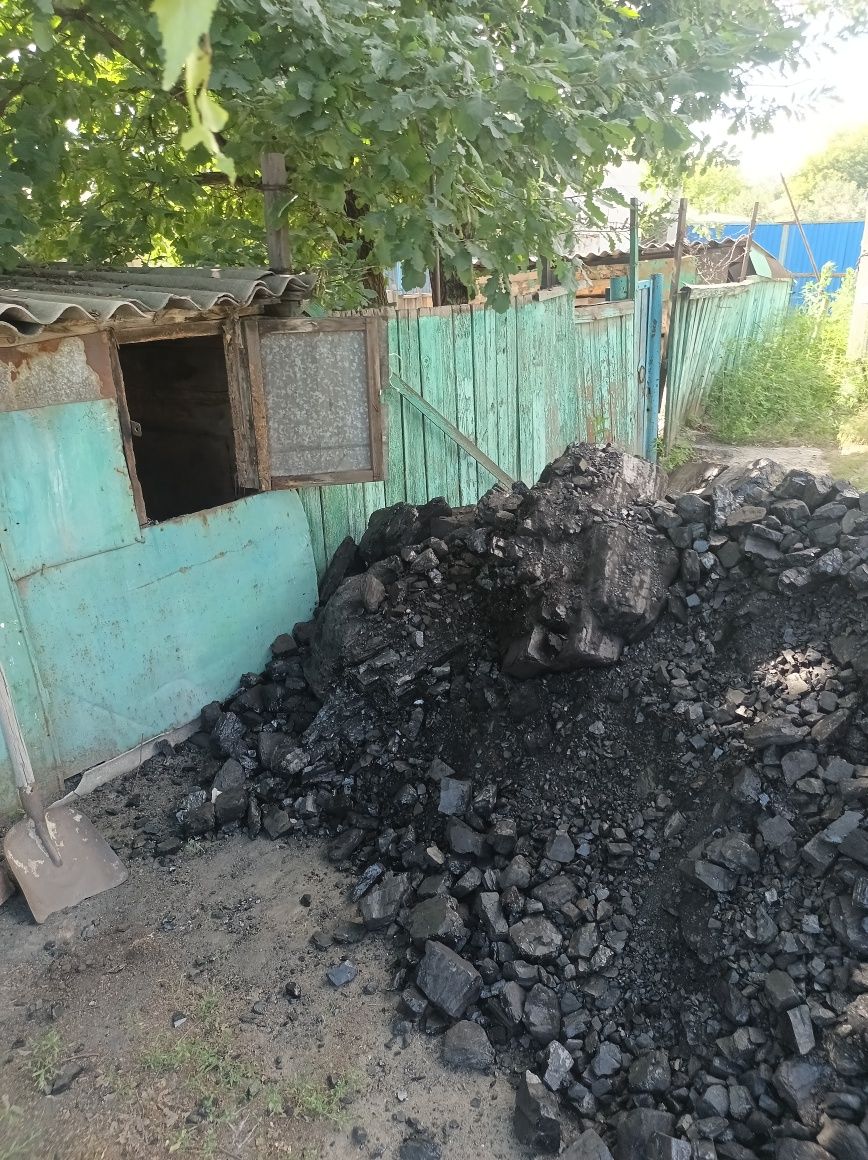 Перекидаю уголь в углярку