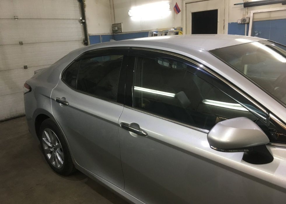Дефлекторы окон с хромом Toyota Camry 70/75 с 2018 по 2024