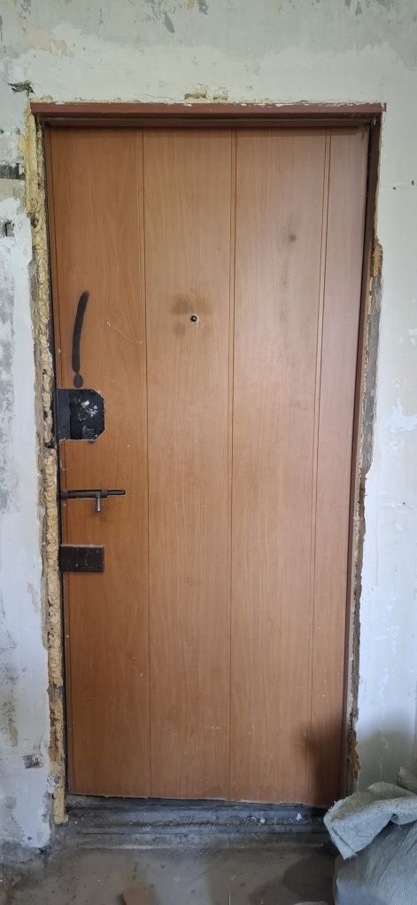 Продам железную дверь