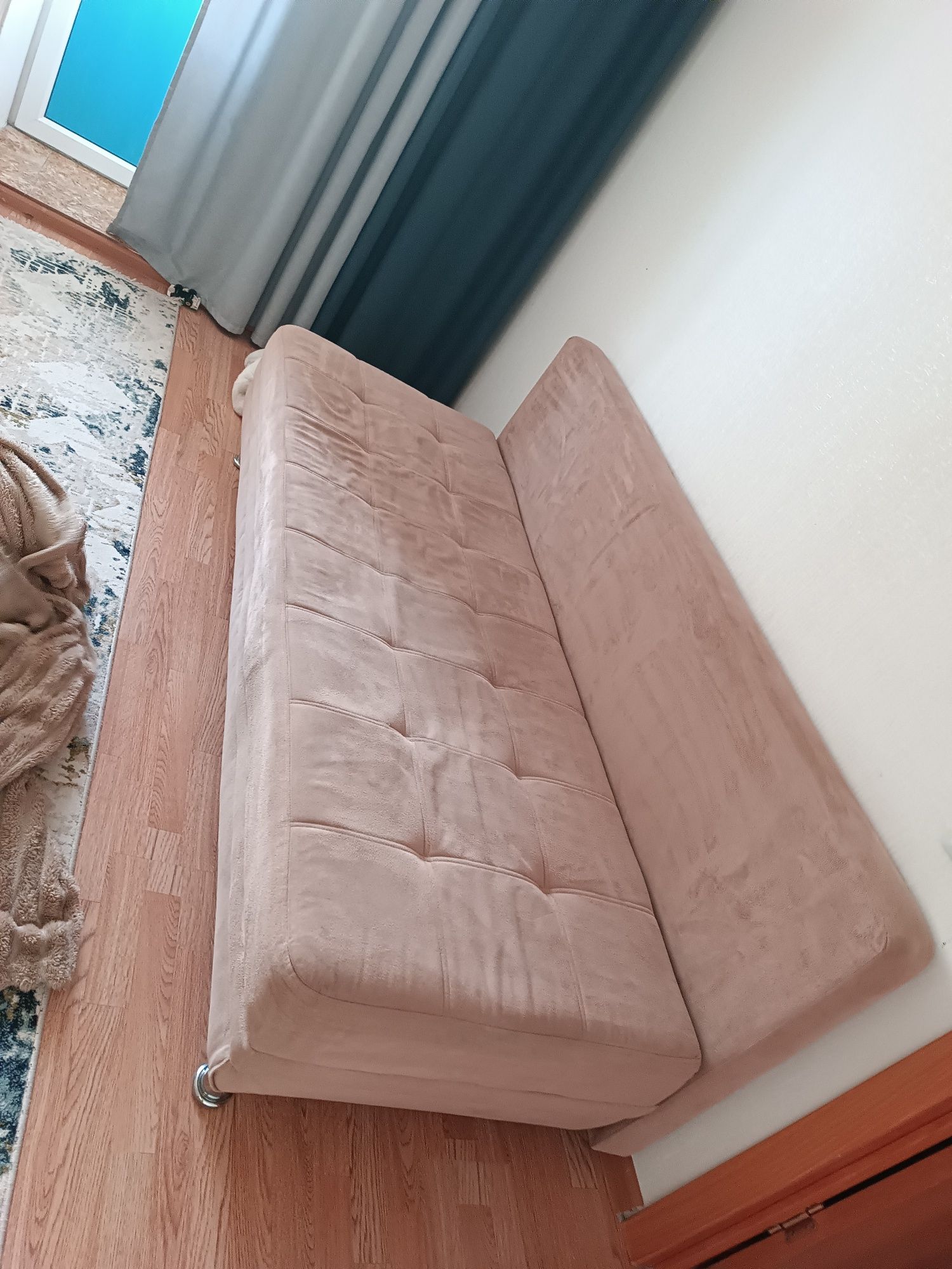 Продам раскладной диван , с полкой внутри. В комплекте есть подушки 3