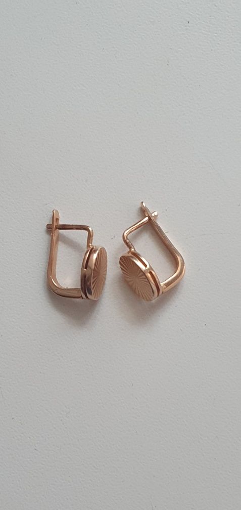 Продам золотые серьги