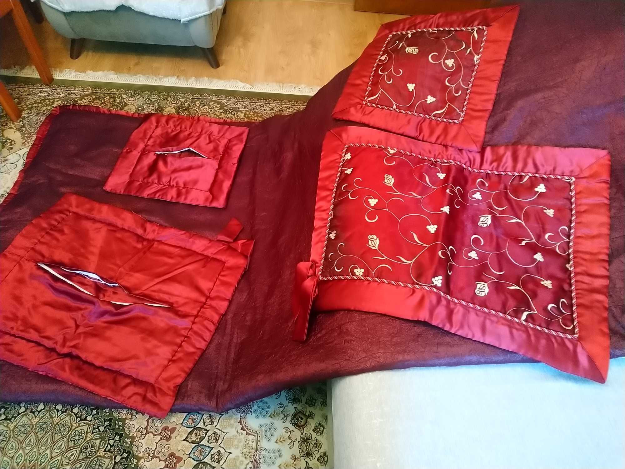 Продам новый декоративный комплект (покрывало и 4 наволочки)