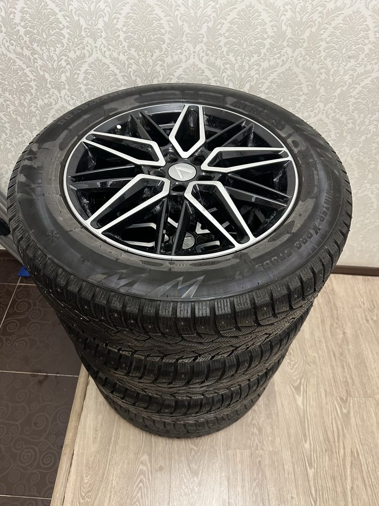 Продам комплект зимней резины с дисками Roadmarch 235/60R18.