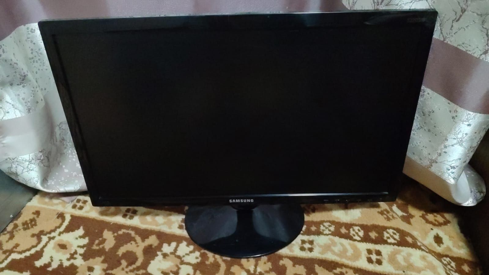 Монитор Philips 18,5 дюймов. В объявлении подробно.
