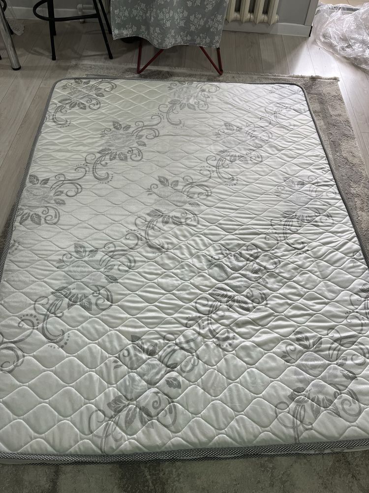 Продам матрас в отличном состоянии 150*200