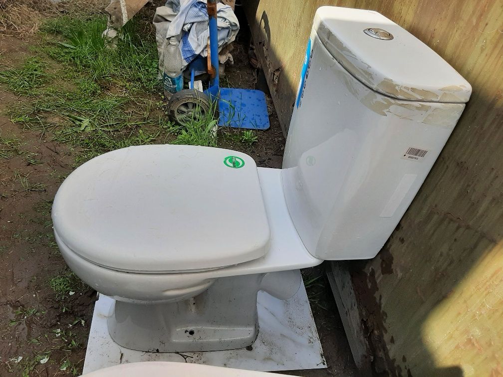Унитаз в отличном состояние. Целый бу.