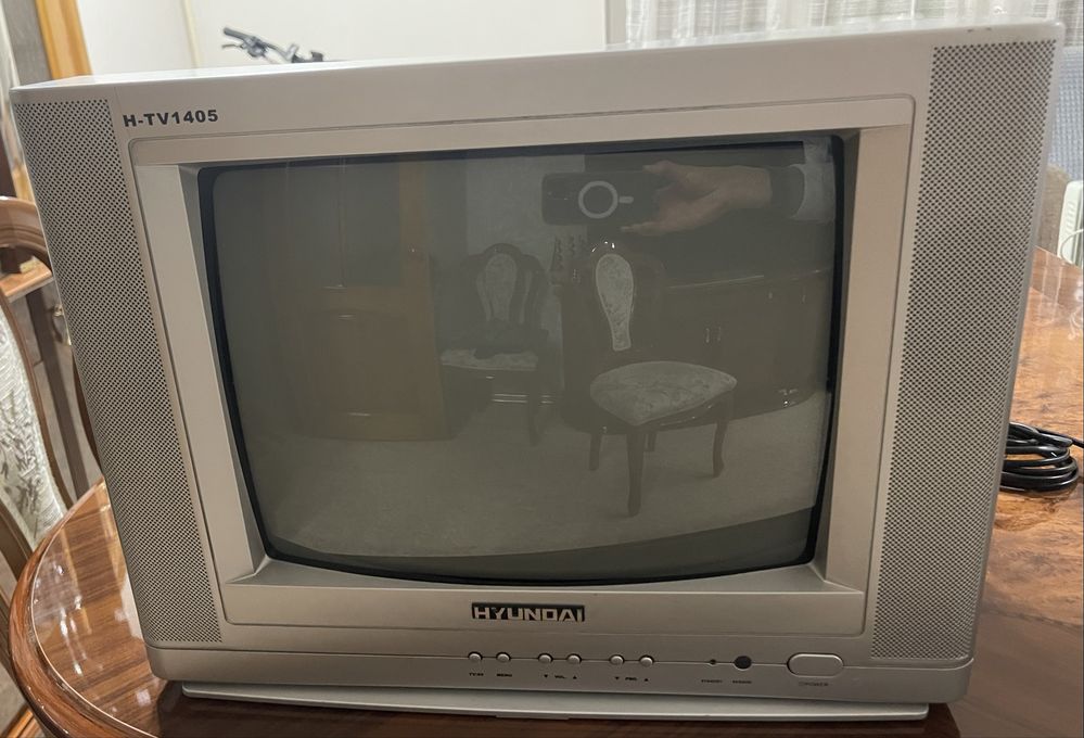Продам телевизор Hyundai H-TV1405