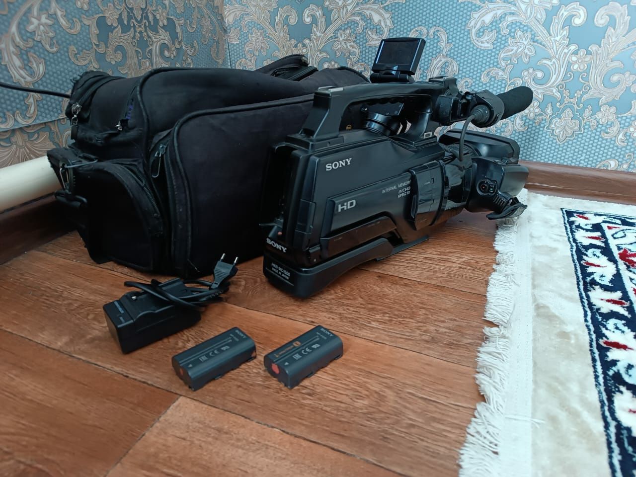 Видеокамера и штатиф sony 1500 комплекты