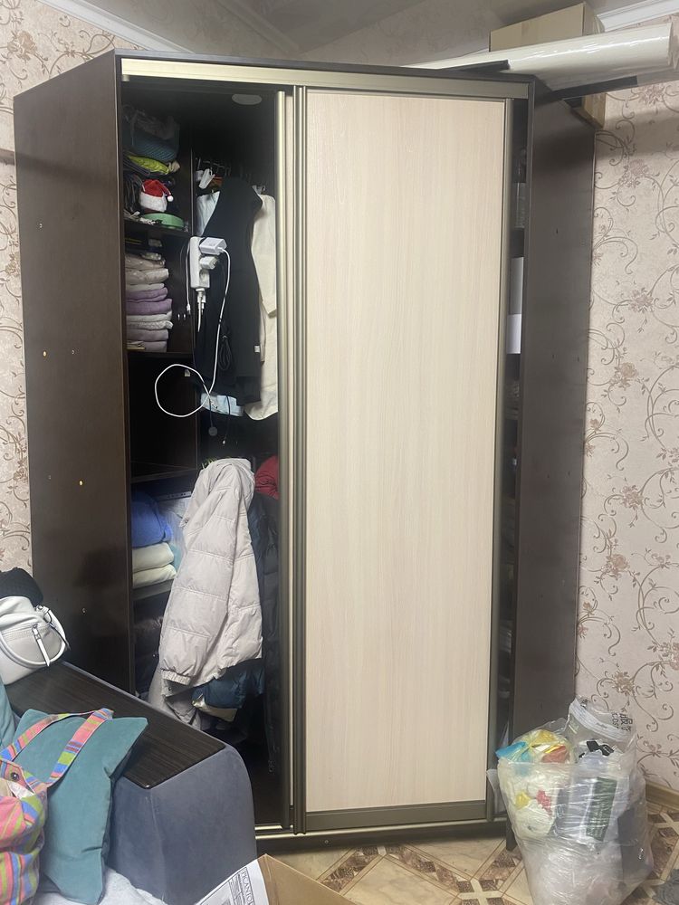 Угловой шкаф с подсветкой