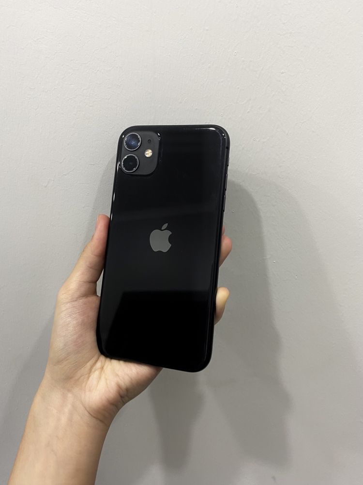 IPhone 11 64 GB в белом и черном цвете, в хорошем состоянии