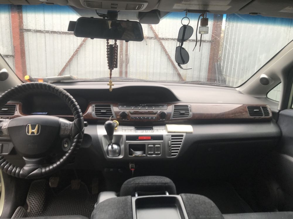 Продам хонда fr-v 2005 года