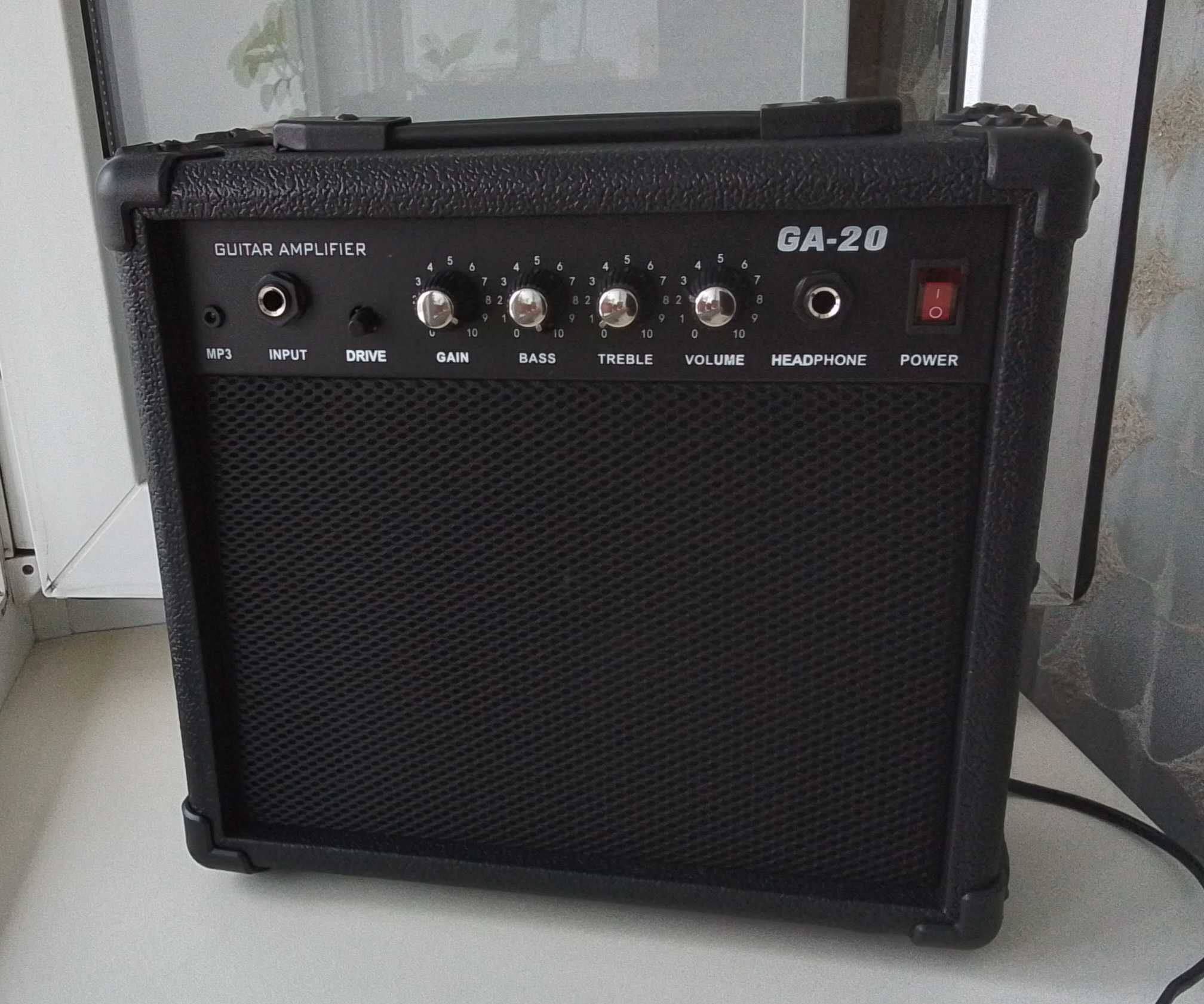 Gibson новый. Электрогитара и бас-гитара "Fender". Комбик 20w. новые..