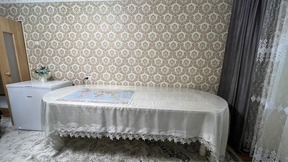 Срочно продам стол . Скатерть белого цвета в подарок.