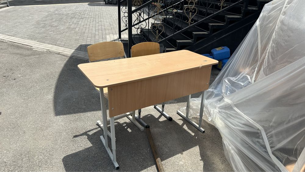 Школьная парта + 2 стула