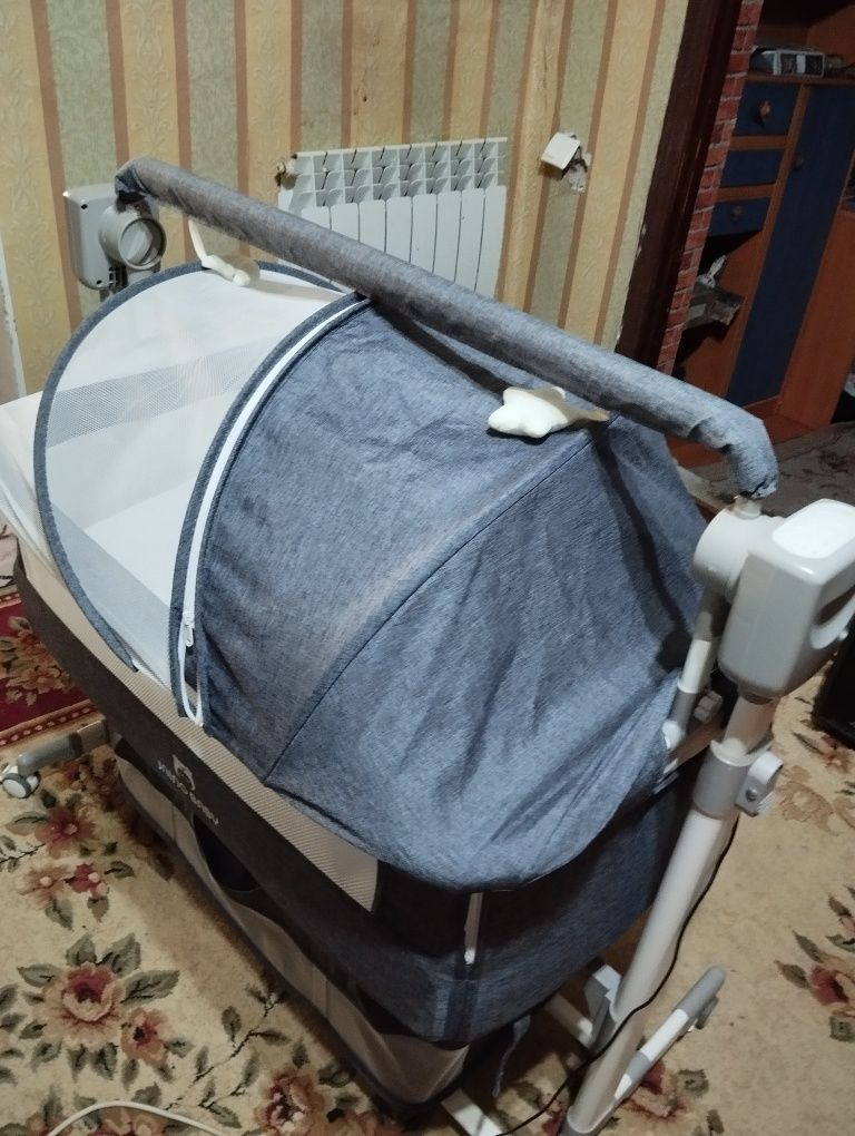Детская кроватка электрическая,качалка,блютуз музыка,3 скорости,