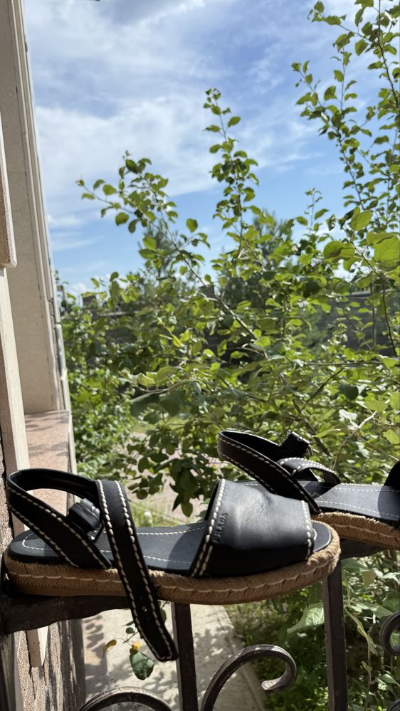 Сандали Prada 38 размер черный цвет соломеная подошва