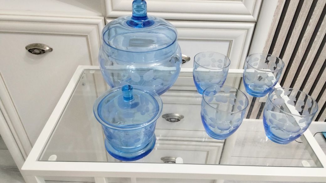 Продам. Винтажный набор. Крюшонница+ ёмкость, для льда и 4 стакана.