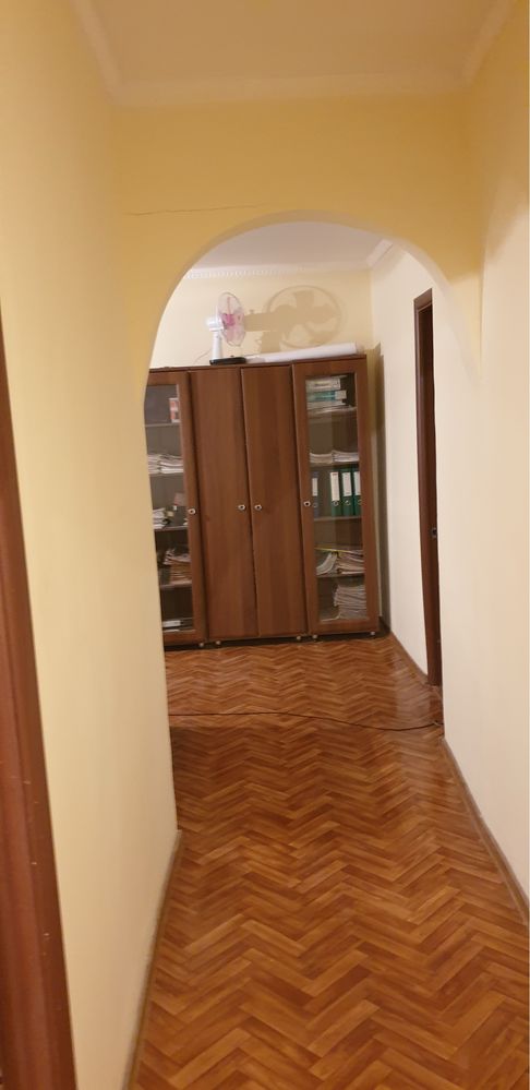 Продается 3-х комнатная квартира в центре. 1-этаж.