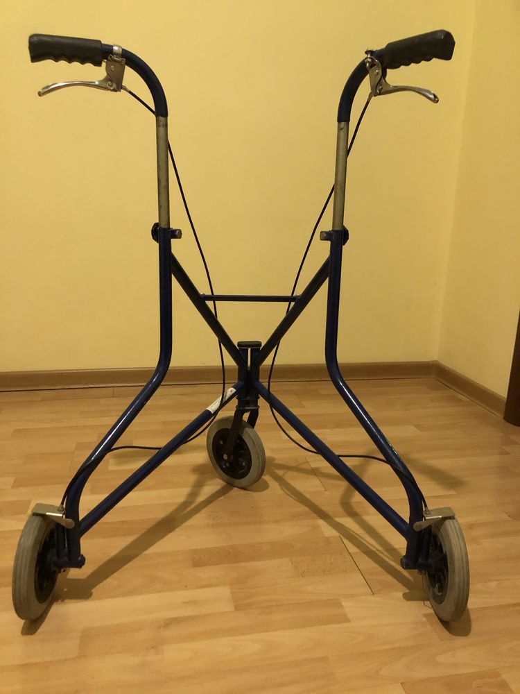 Ходунки для инвалидов трехколесные.