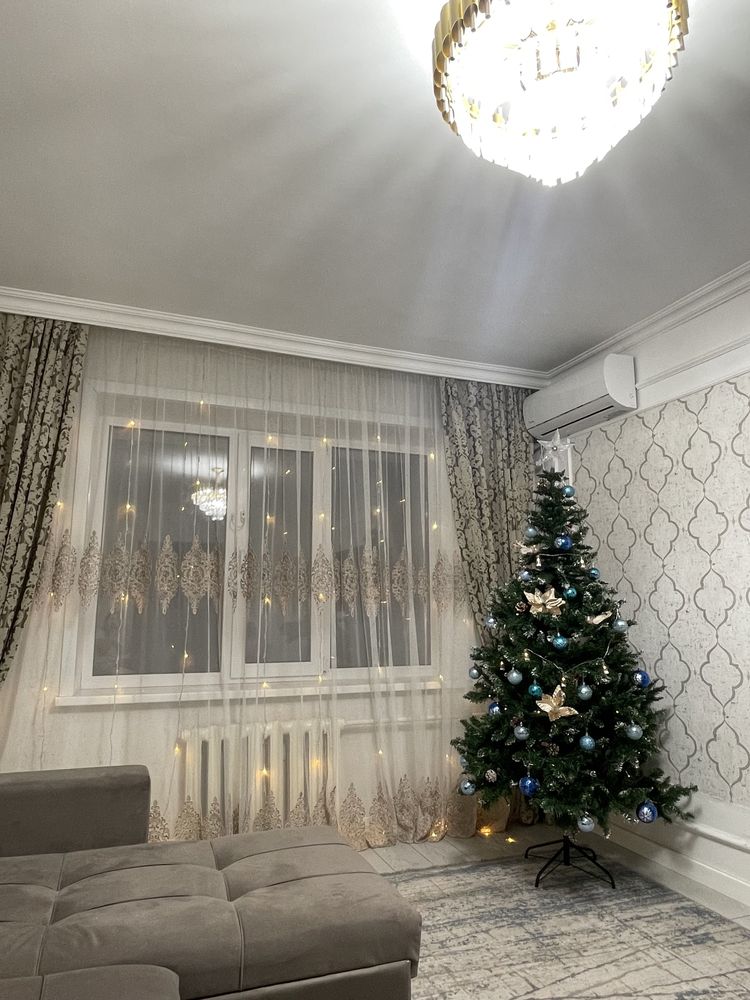 Продам елку с шишками, рябиной 2.2 м