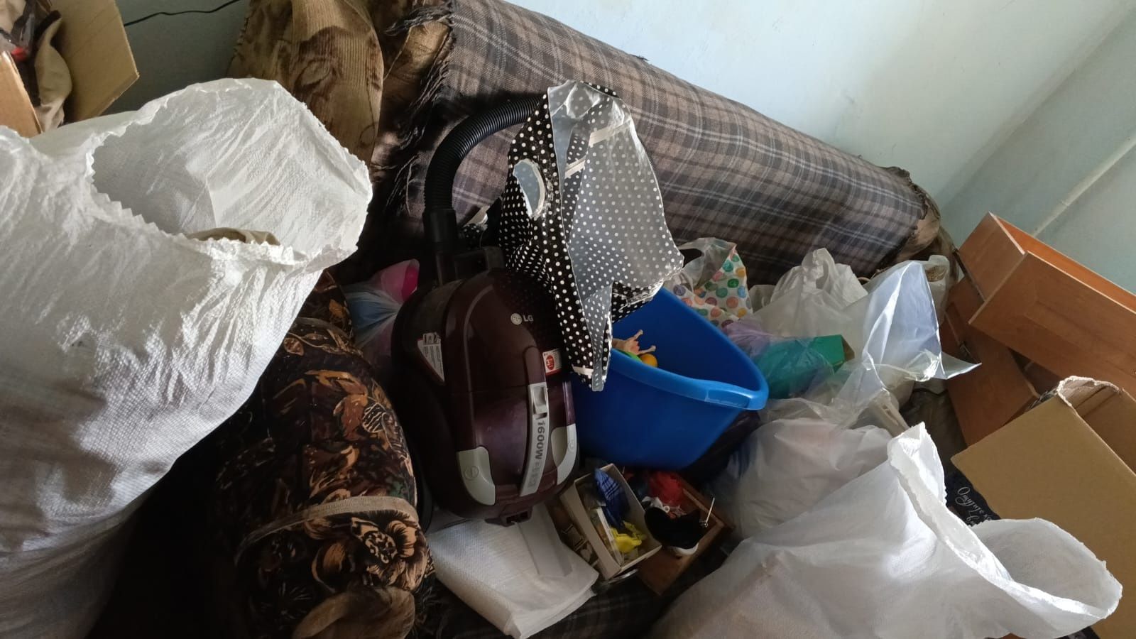 Отдам бесплатно,два дивана б/у и сервант  самовывоз