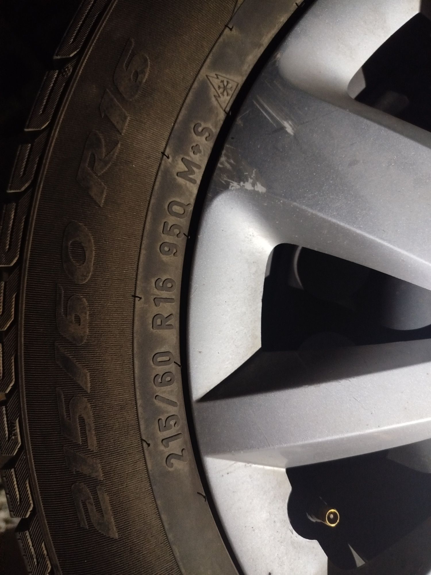 Продам Шины Pirelli в отличном состоянии протекторы 90% зимние липучки