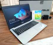 Ноутбук ASUS с документами.