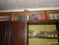 книжные полки в количестве 5 штук со стеклами