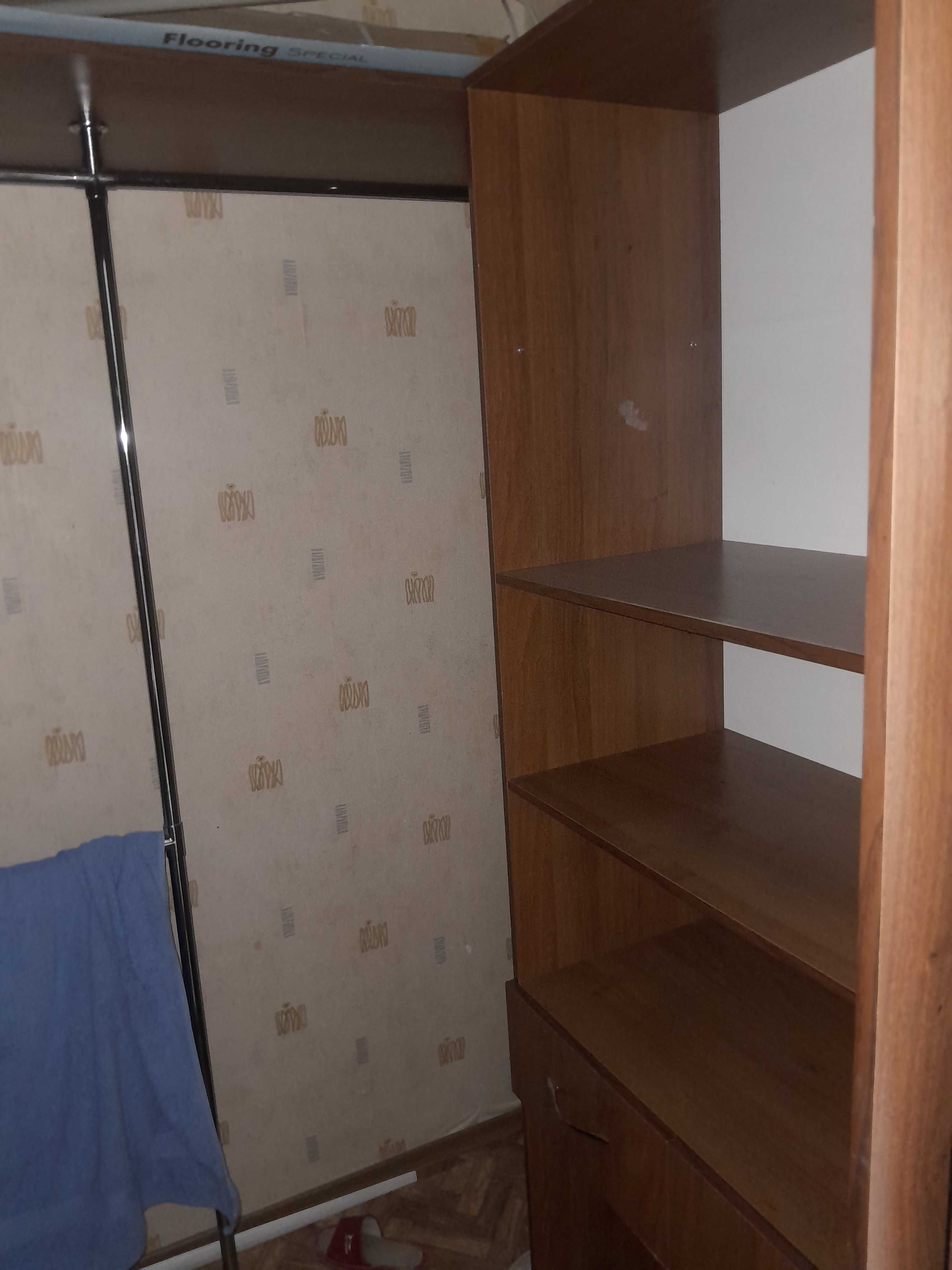 Прихожку и гардеробную комнату с перегородкой с зеркалом