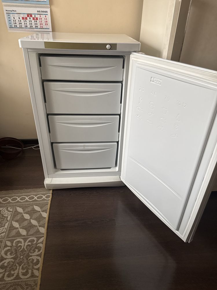 Продам морозильник indesit