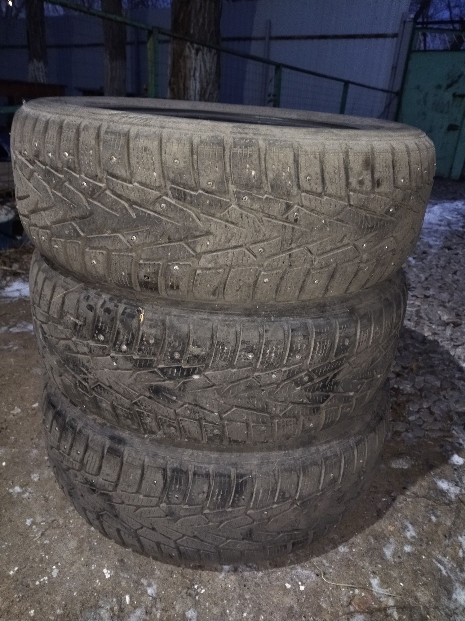 Продам 3 баллона 185/60/15 шипованной резины Nokian nordman 7