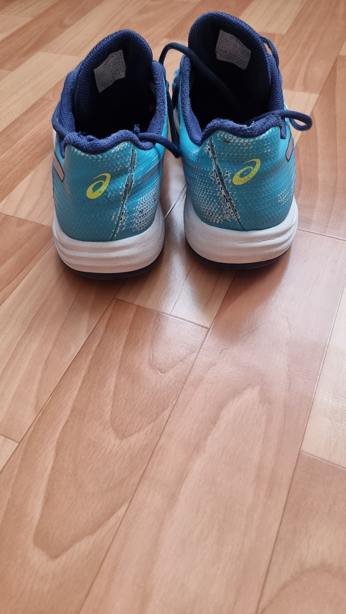 Волейбольные кроссовки asics
