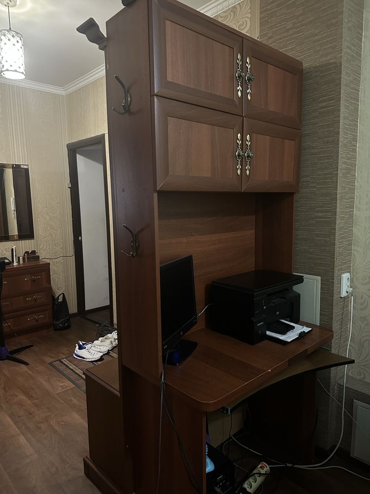 Прихожая с компьютерным столом