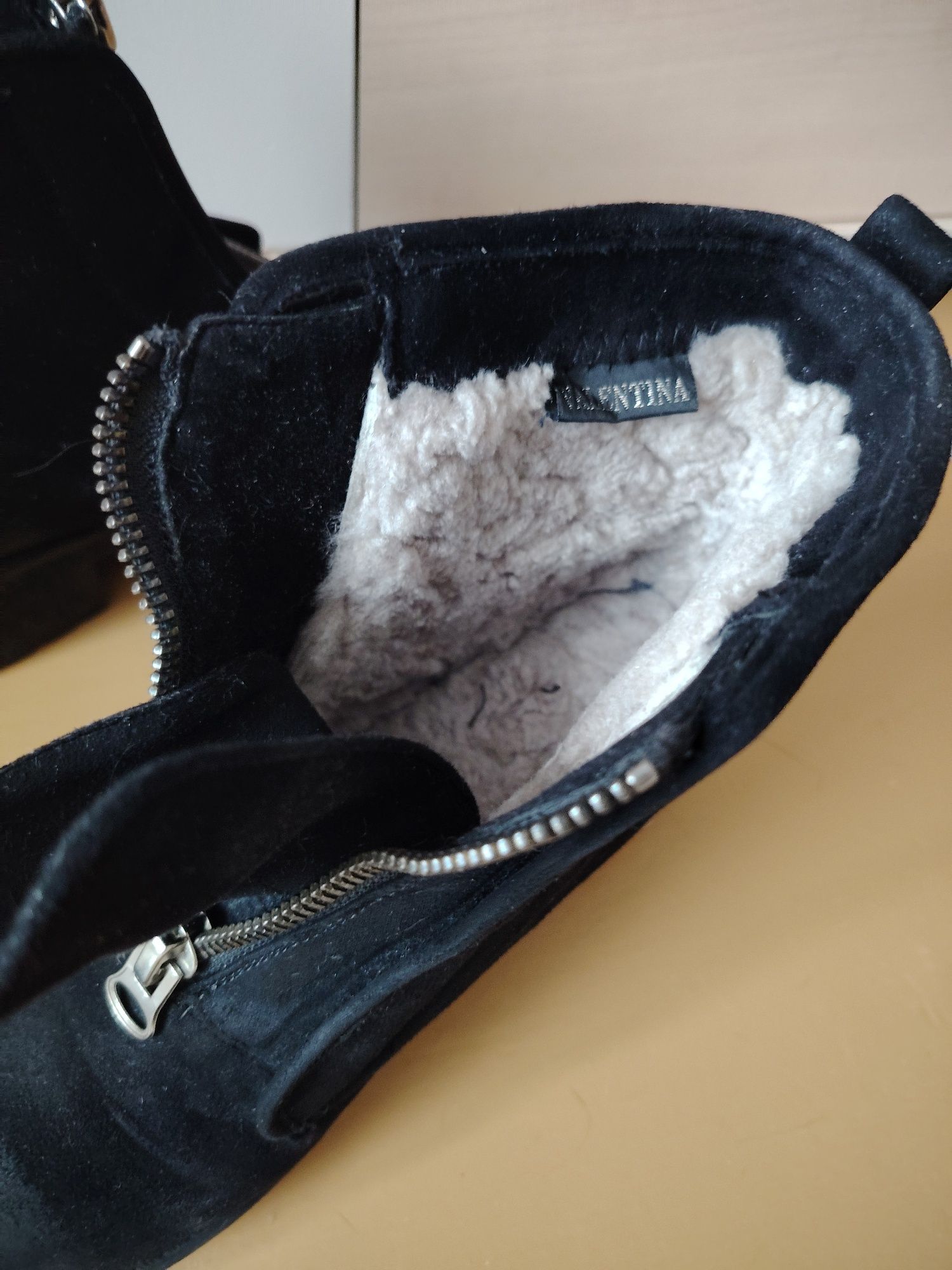 Продам ботинки женские зимние.