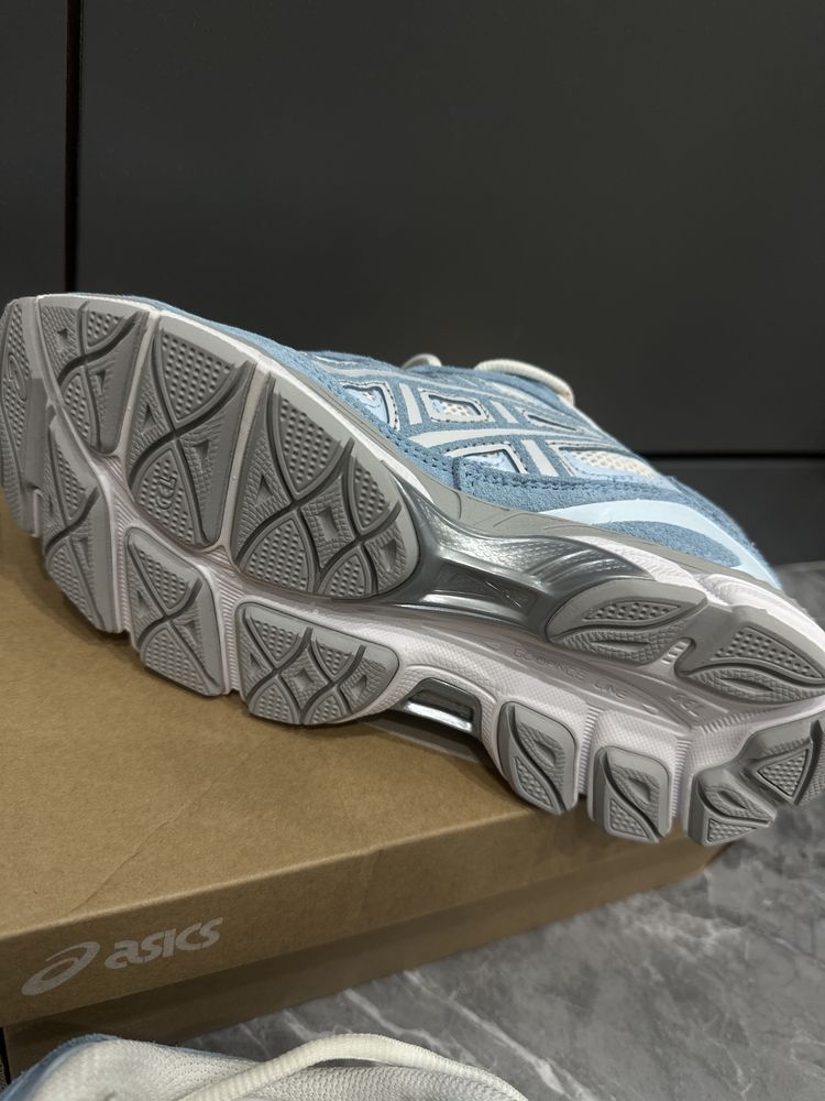Новые кроссовки Asics