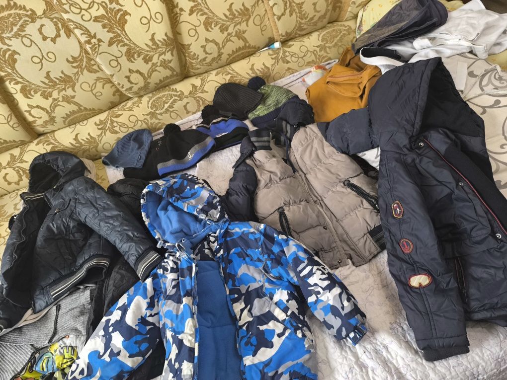 Куртки и шапки в одни руки всё зима осень от 3до 5 лет