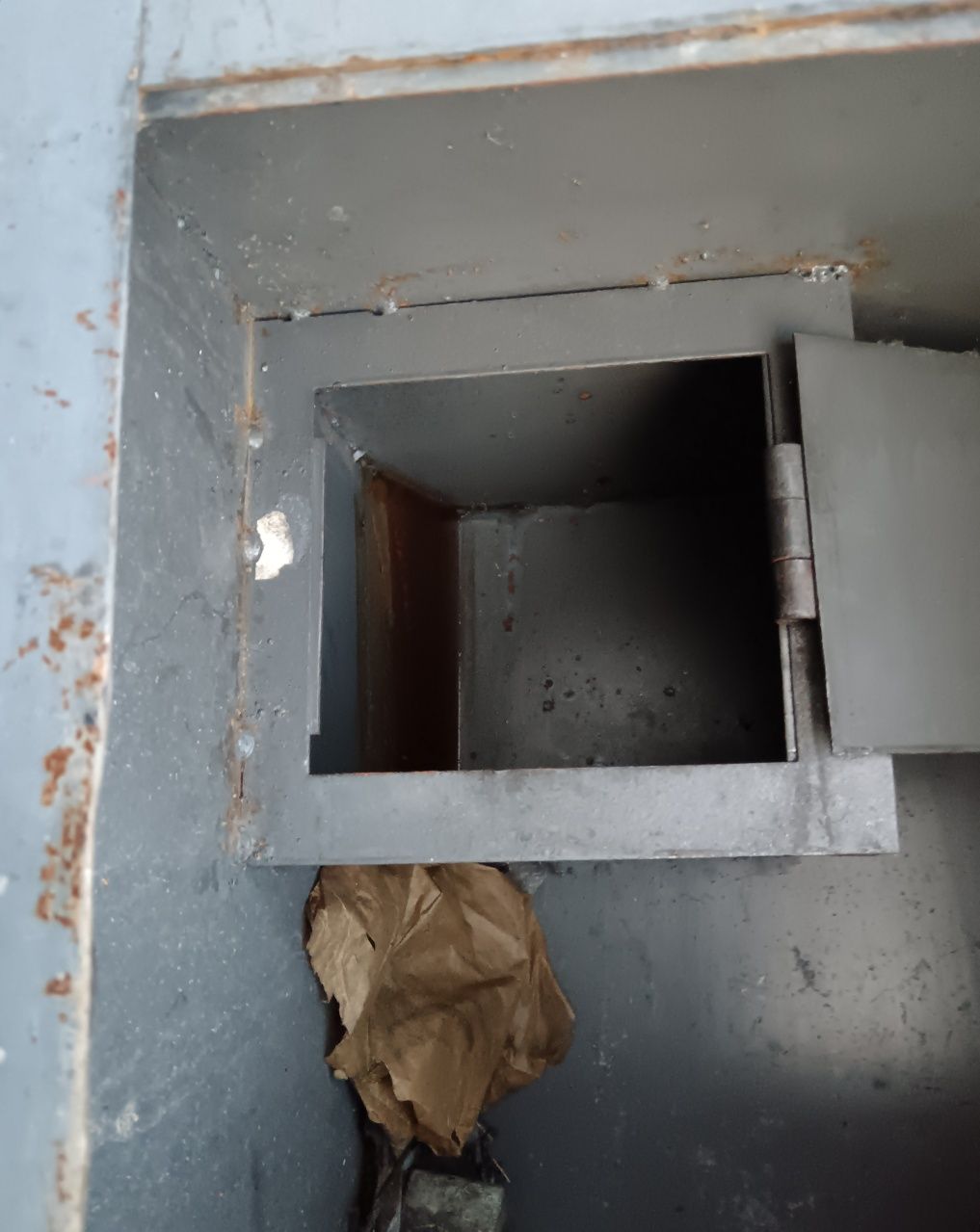 Сейф советский размером 50×50×100см за 27000тн.

Возможна доставка.