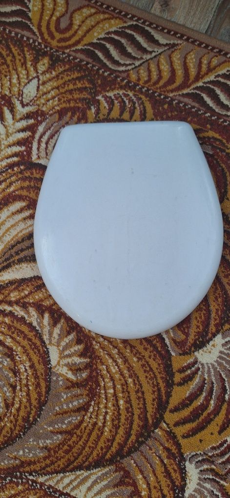 Продам 2 крышки,б/у и новую,для унитаза