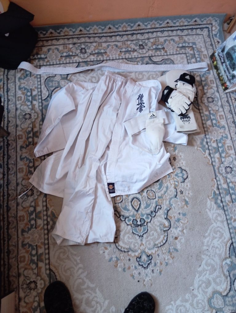 Продам кимано,перчатки,защита паха,шитки