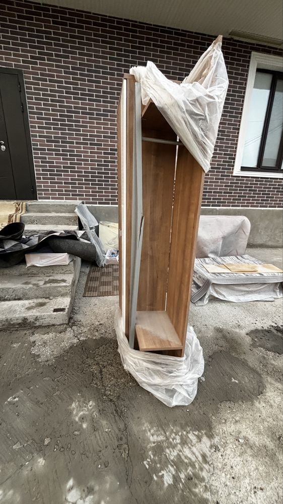 Продам прихожку с тумбочкой и зеркалом