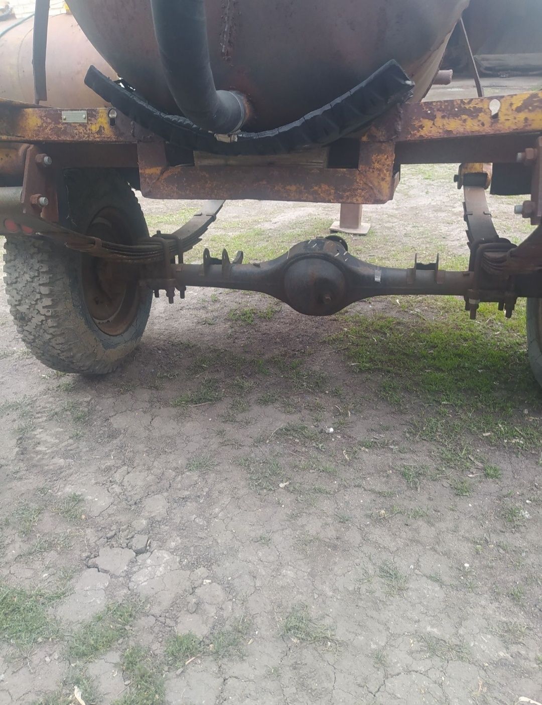 Продам прицеп бочку на колёсах.