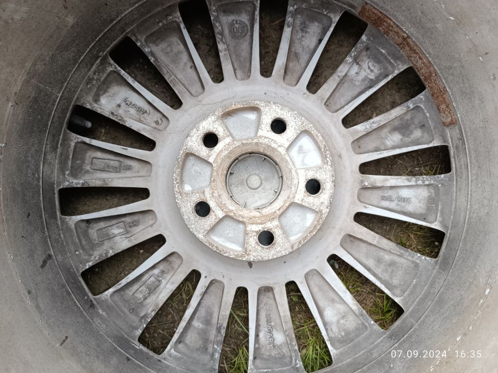 Зимние шипованные шины 235/45 R17  на оригинaл дисках R17 Volksw