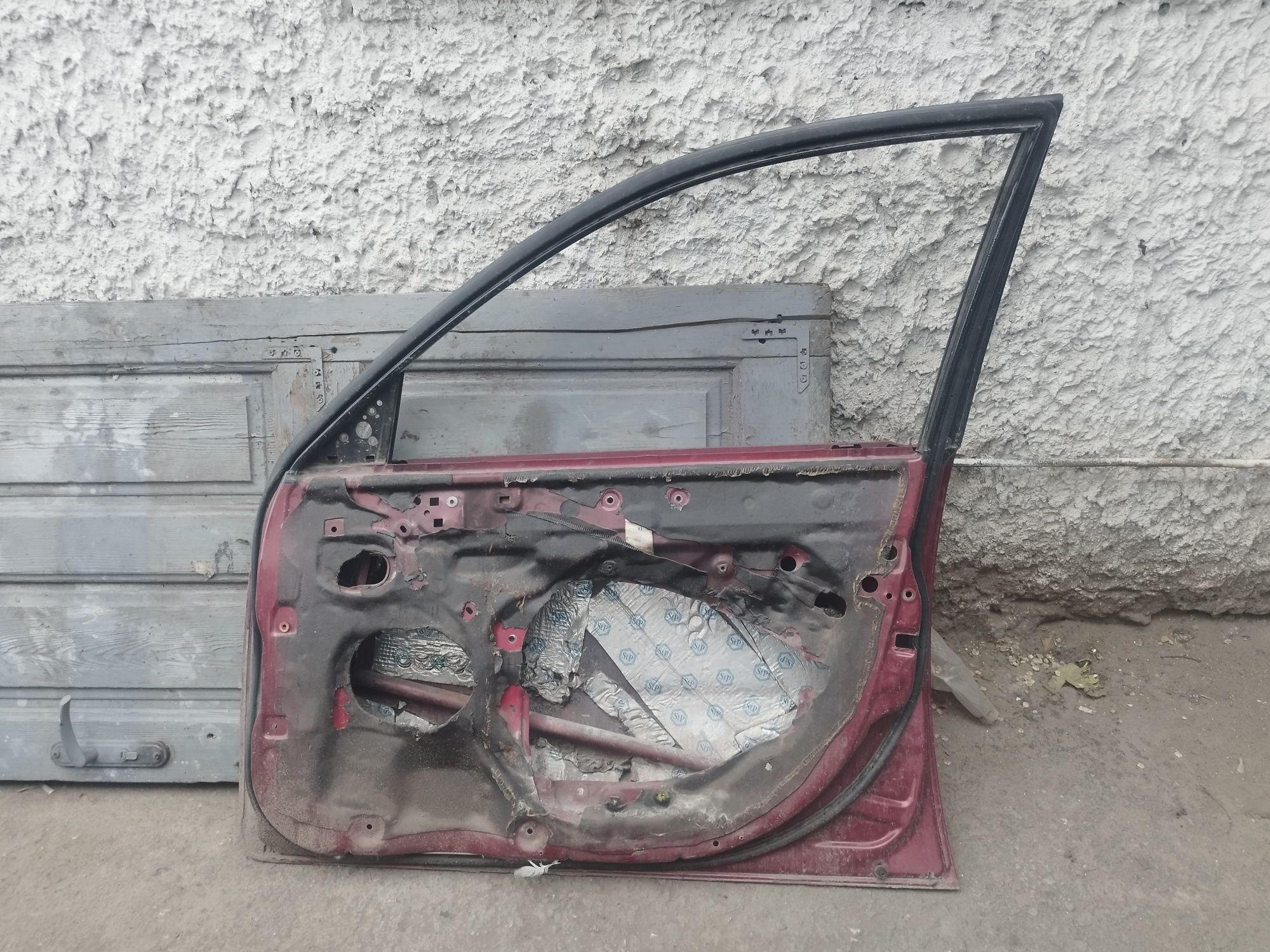 Продам дверь на Тойота авенсис