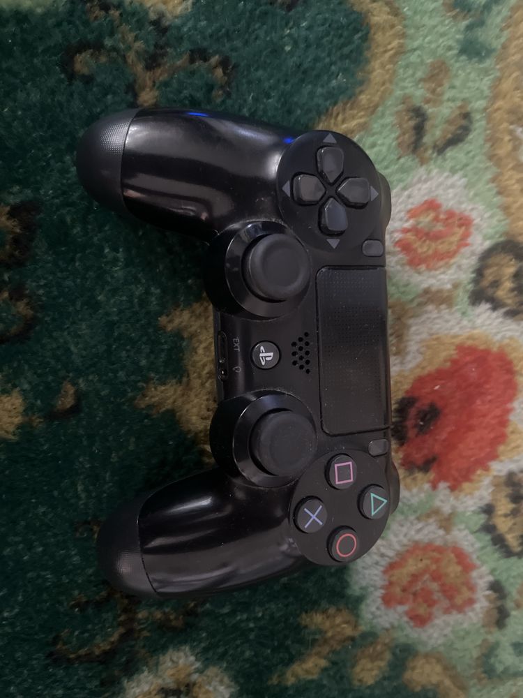 Продаю PS4 с двумя джостиками