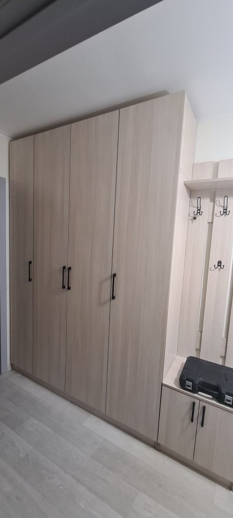 Продам шкаф в прихожую  новую