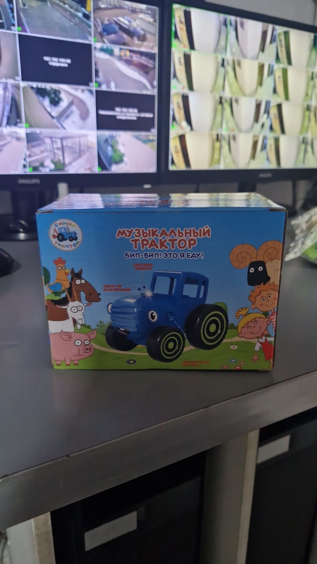 Продаю синий трактор